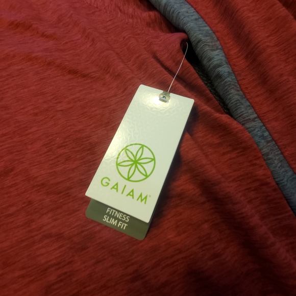 Men's Gaiam Slim Fit Power L/S Crew in Cabernet Heather - Picture 2 of 4